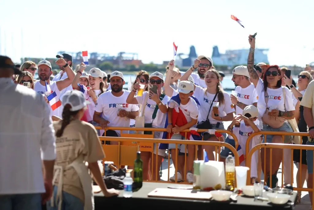 Público anima a los chefs durante la final del World Paella Day 2026 en Valencia