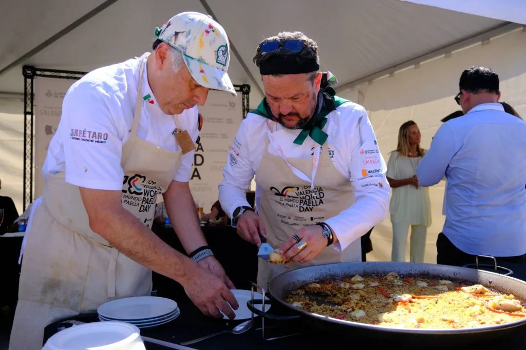 Froilán Mújica prepara su Arroz de la nostalgia en el World Paella Day 2026.