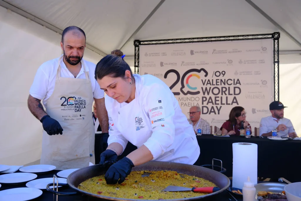 Chefs finalistas preparan sus paellas durante el World Paella Day 2026 en Valencia.